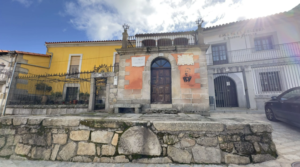 Fotografía de la fachada frontal de la Casa Museo de Gabriel y Galán.