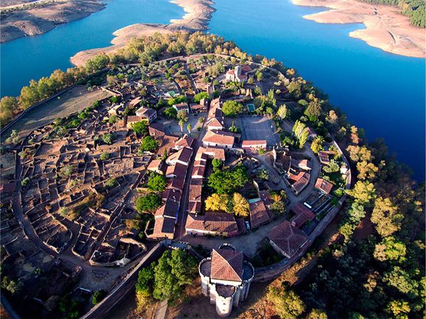 Vista aérea del poblado de Granadilla rodeado por las aguas del embalse de Gabriel y Galán