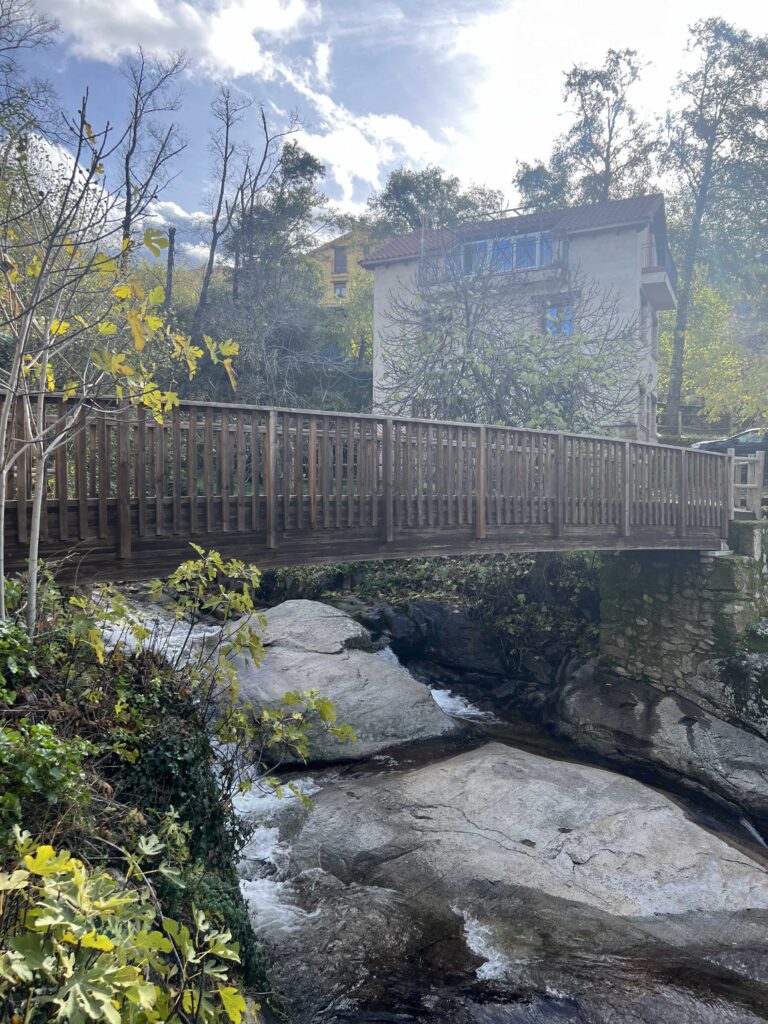 Foto de una garganta con su puente de paso en Casas del Monte.