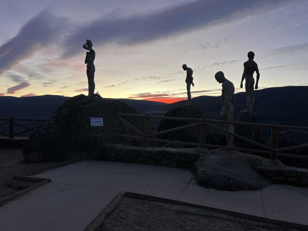 Mirador de la Memoria. En él se pueden ver varios figuras humanas de piedra.