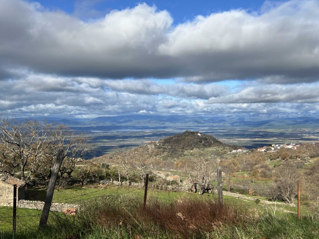 Imagen en la que se ve el cielo, la montaña y el campo.