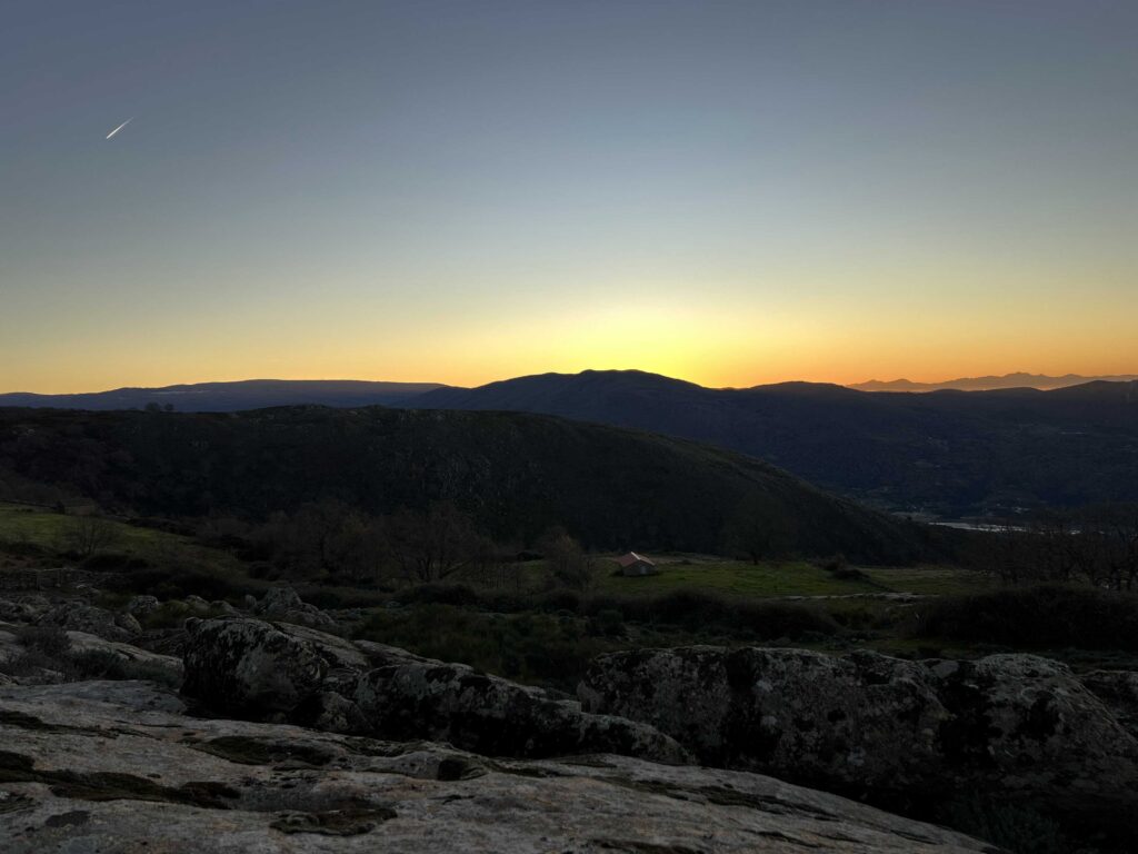 Vista de la Sierra de Trasierra con el sol escondiéndose tras la montaña.