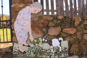 Mujer dando de comer a cordero