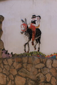 Pareja a lomos de un burro
